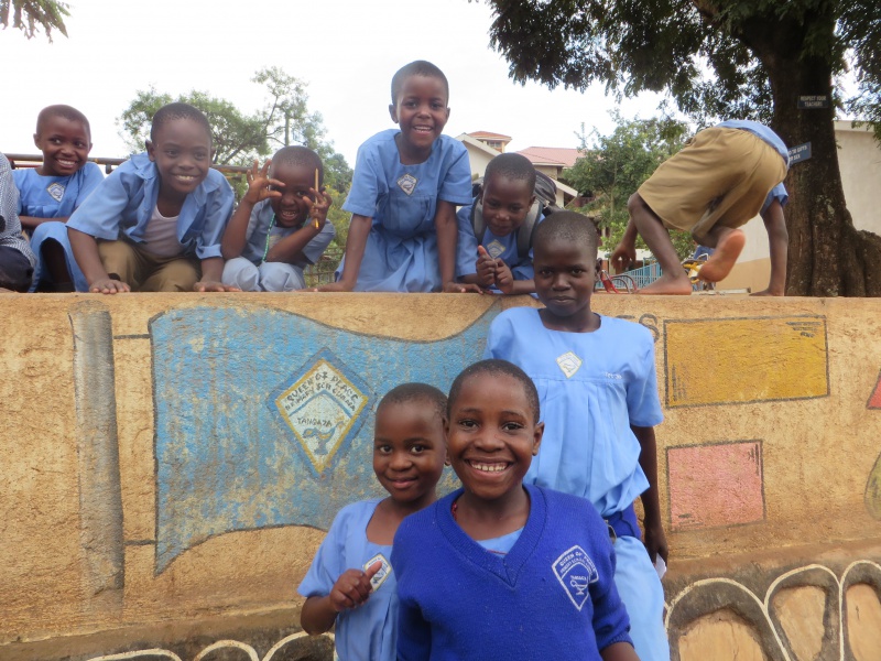 Datei:LachendeKinderUganda.jpeg